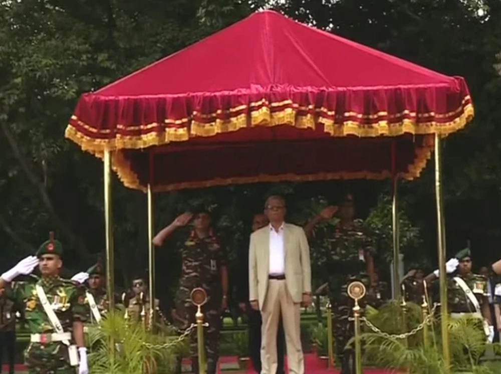 বঙ্গভবনে রাষ্ট্রপতিকে গার্ড অব অনার প্রদান