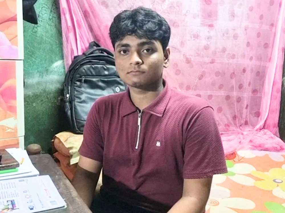 দারিদ্র্য জয় করে বাবা-মা হারা অরিত্র পেল জিপিএ-৫