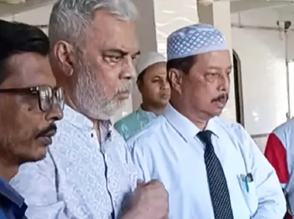 বিদেশ যাওয়ার আগে পাগলা মসজিদে দান করলেন ইলিয়াস কাঞ্চন