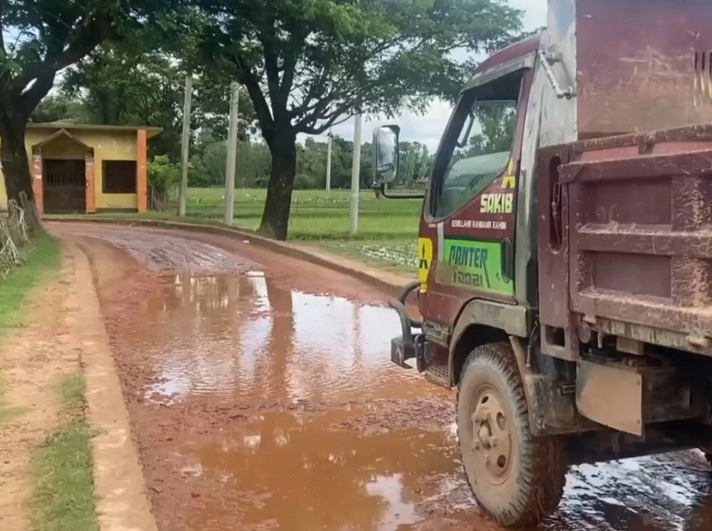 পেকুয়ায় চার মাস ধরে বন্ধ সংস্কারকাজ, যান চলাচলে দুর্ভোগ