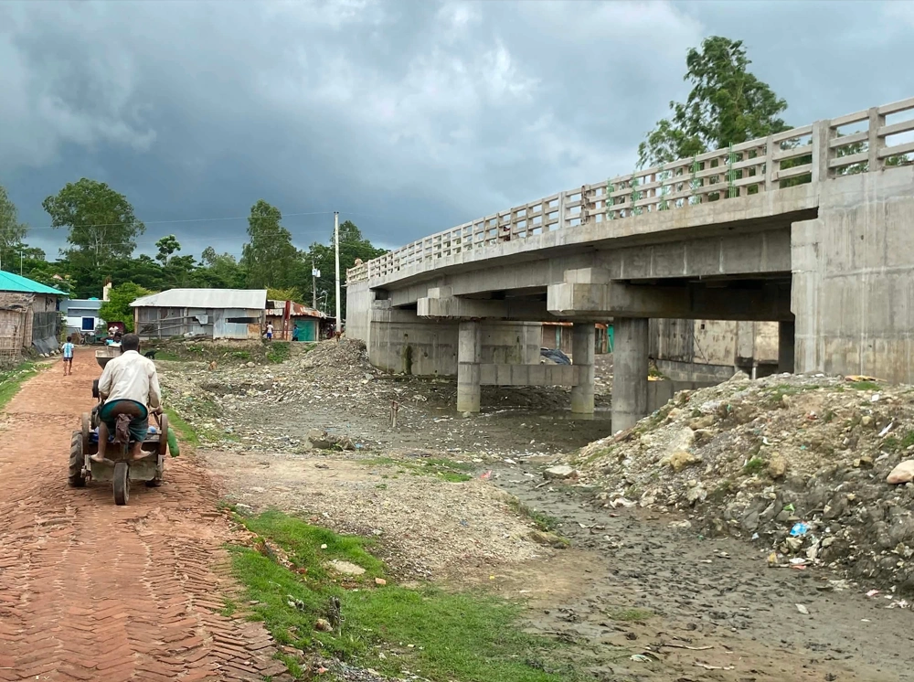 দীর্ঘ ভোগান্তির অবসান, আলোর মুখ দেখছে পেকুয়ার সেই সেতু