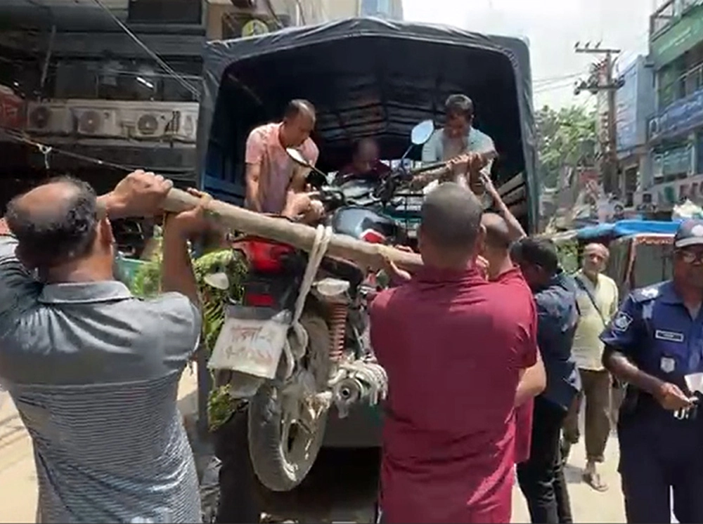 পাবনায় ট্রাফিক পুলিশের অভিযানে ২০ যানবাহন জব্দ
