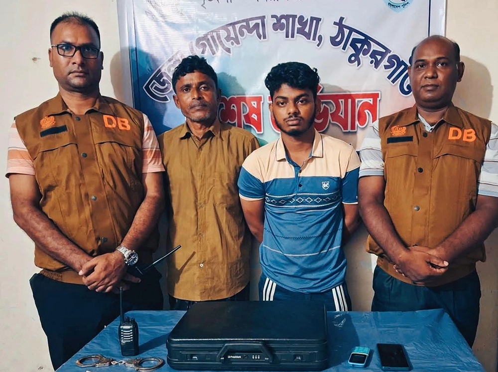 ঠাকুরগাঁওয়ে ডলারসহ প্রতারক চক্রের ২ সদস্য গ্রেফতার