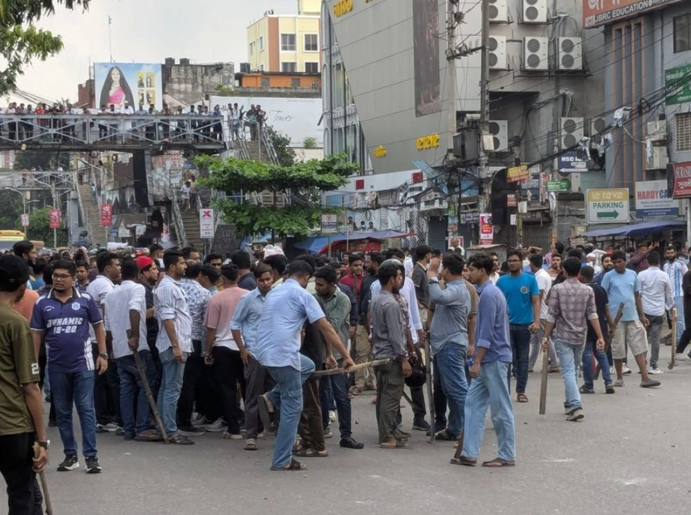 সাইন্সল্যাবে ছাত্রদল-ছাত্রশিবির সংঘর্ষ, পুলিশ মোতায়েন