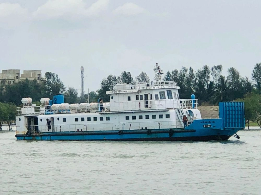 কুতুবদিয়ায় সি-ট্রাক বন্ধ, ঝুঁকি নিয়ে সাগর পাড়ি হাজারো যাত্রীর