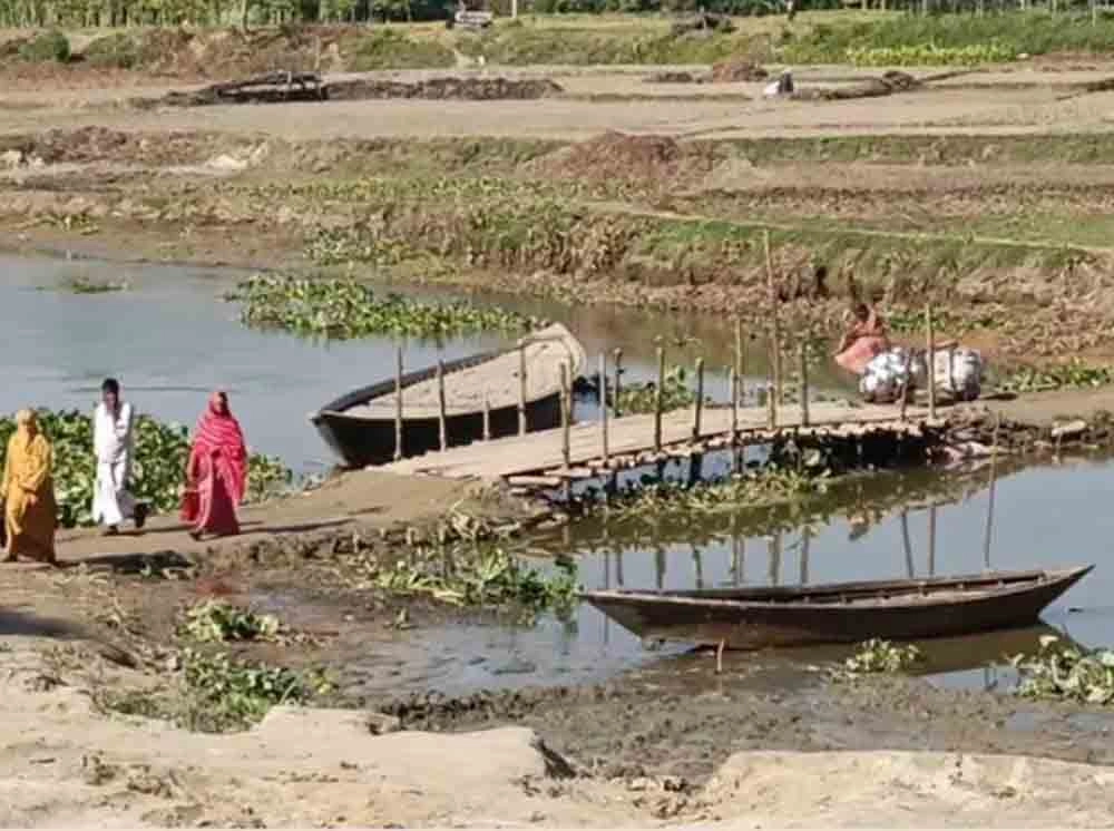 একটি সেতুর অপেক্ষায় ১৫ গ্রাম, জীবনের ঝুঁকি নিয়ে প্রতিদিন নদী পারাপার