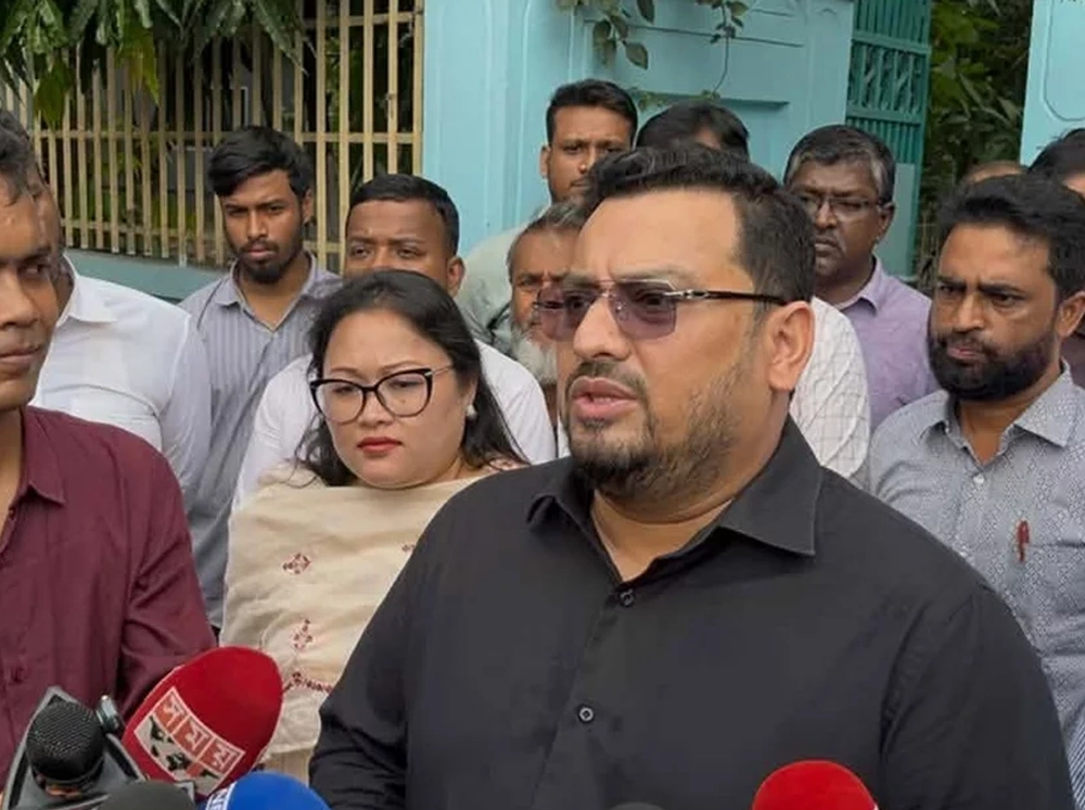 ভূমি অফিসে আকস্মিক পরিদর্শন, হাজিরা খাতায় আগাম স্বাক্ষর দেখে ক্ষুব্ধ প্রতিমন্ত্রী