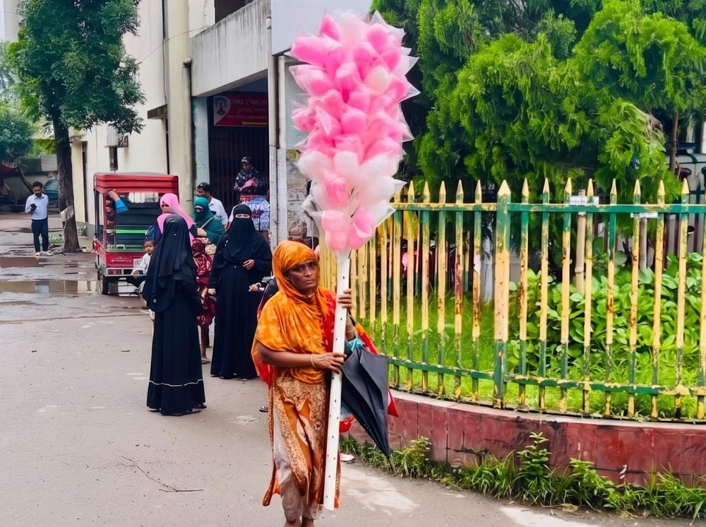 আহত ছেলের স্বপ্ন কাঁধে নিয়ে হাওয়াই মিঠাই বিক্রি করছেন মা
