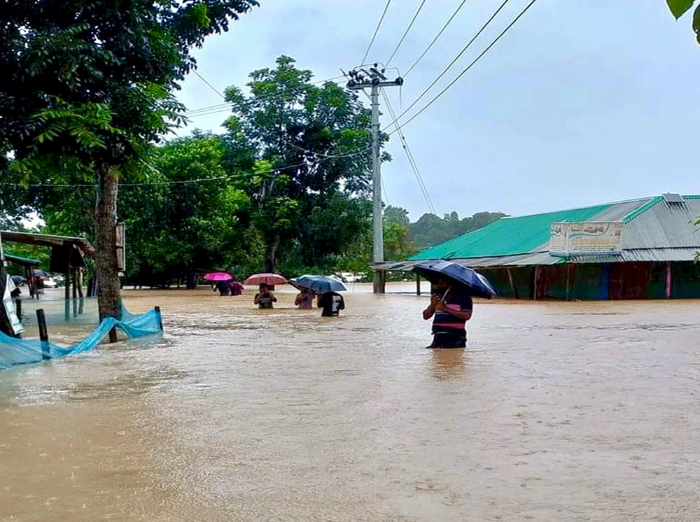 পাহাড়ি ঢলে প্লাবিত দীঘিনালা, লংগদুর সাথে সড়ক যোগাযোগ বন্ধ