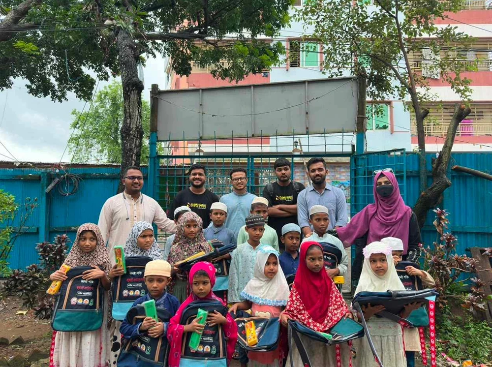 চবির ‘এক টাকায় শিক্ষা’র উদ্যোগে শিশুদের মাঝে শিক্ষা উপকরণ বিতরণ
