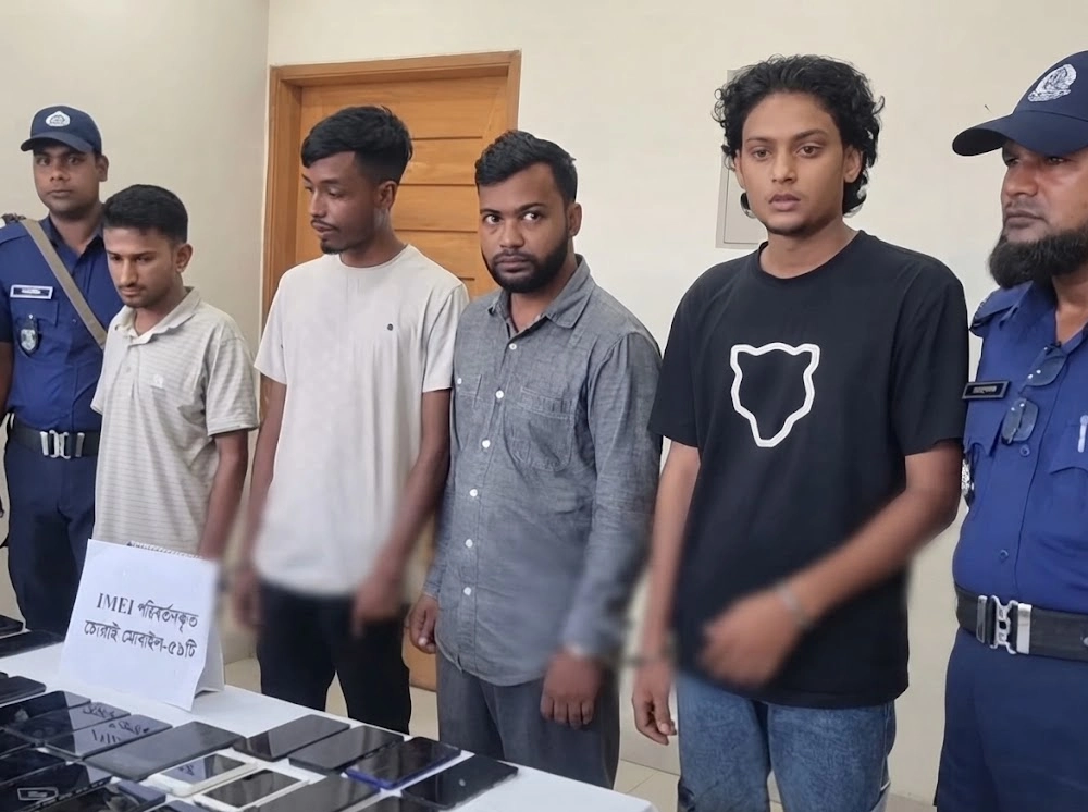 আইএমইআই বদল করা ৫৯ চোরাই মোবাইলসহ গ্রেফতার ৪