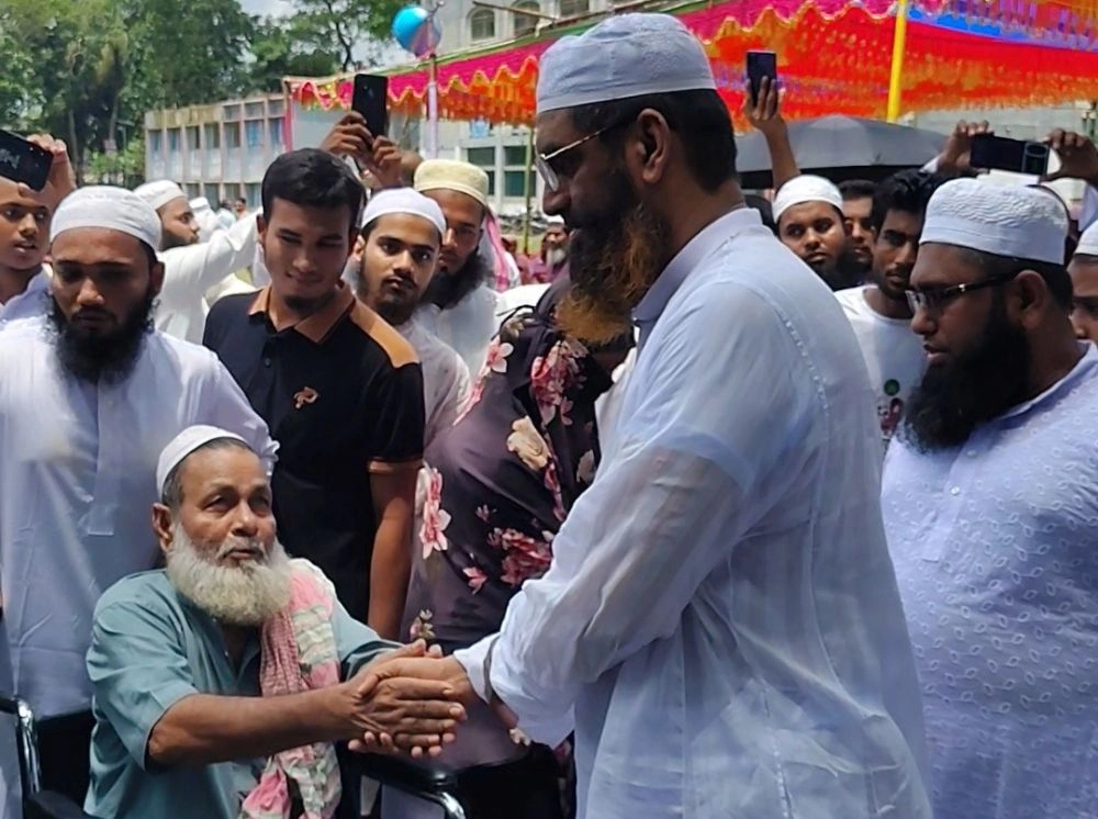 মামুনুল হকের উদ্যোগে দুস্থদের মাঝে হুইলচেয়ার-ভ্যান বিতরণ