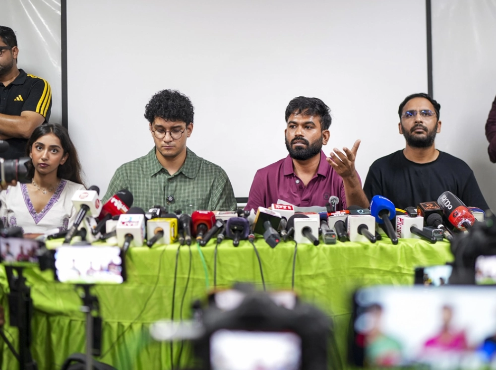 সিইসিকে ৪৮ ঘণ্টার মধ্যে পদত্যাগের আলটিমেটাম ককরোচ জনতা পার্টির