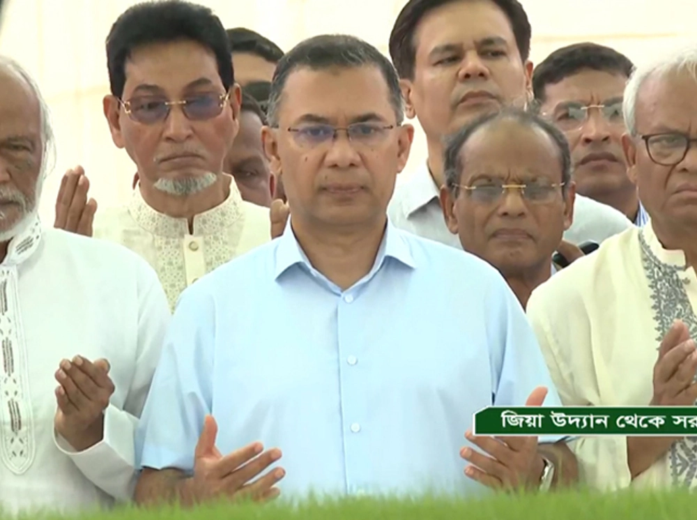 জিয়াউর রহমান ও খালেদা জিয়ার সমাধিতে প্রধানমন্ত্রীর শ্রদ্ধা