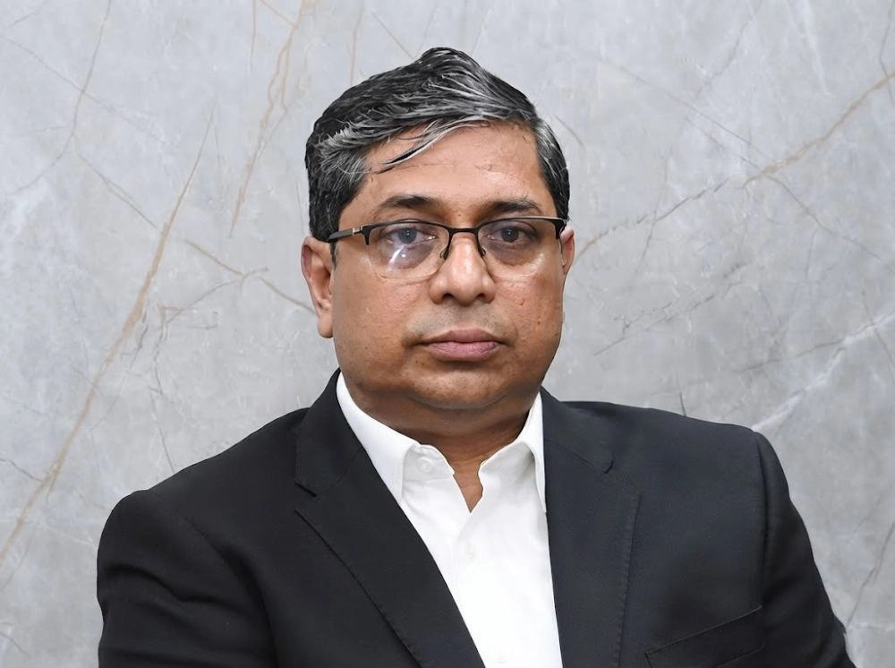 প্রতিমন্ত্রী মীর শাহে আলমের গাড়িতে ট্রাকের ধাক্কা