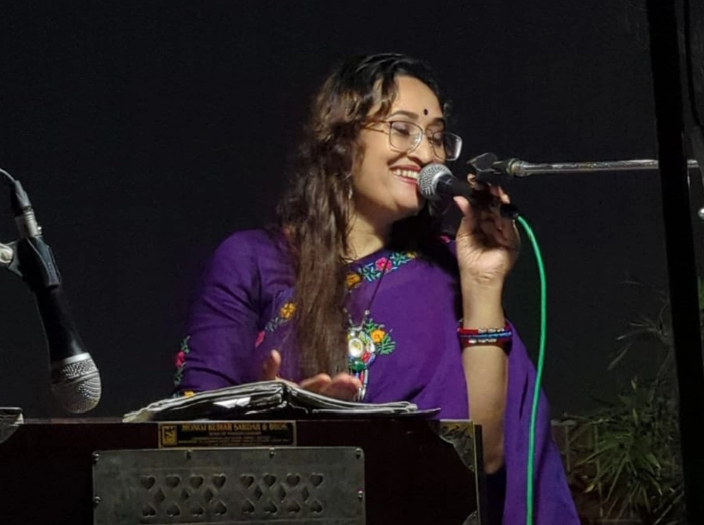 চৈতালী মুখার্জির কণ্ঠে কালজয়ী গানের মূর্ছনা, মুগ্ধ বিশ্বসাহিত্য কেন্দ্র