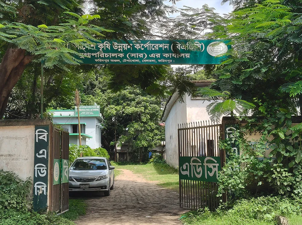 সরকারি দামে সার, বাজারে ‘অদৃশ্য হিসাব’: কৃষকের ঘাড়ে বাড়তি টাকার বোঝা