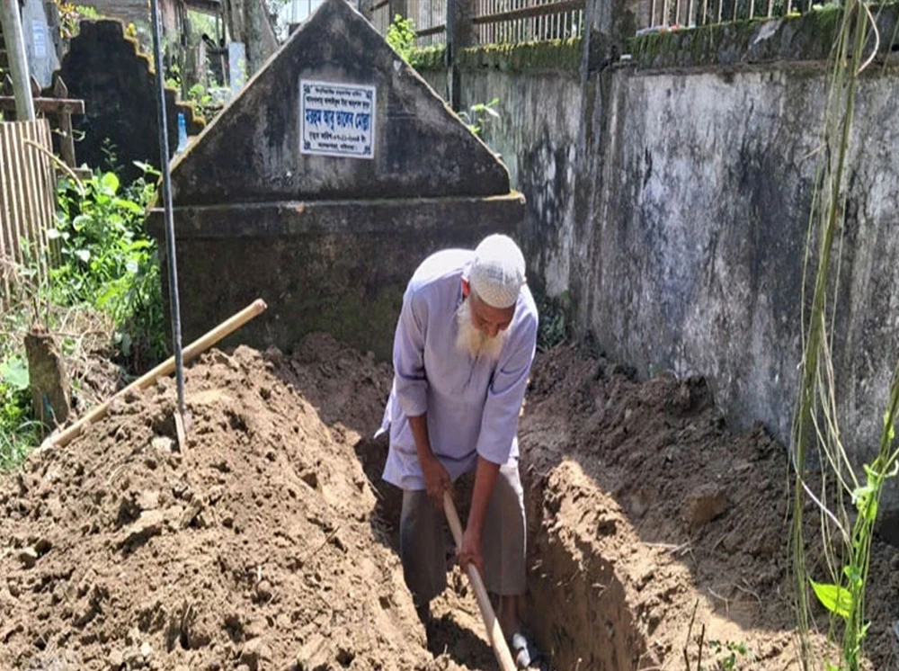 কবর খুঁড়তে খুঁড়তে পার করলেন ৮২ বছর