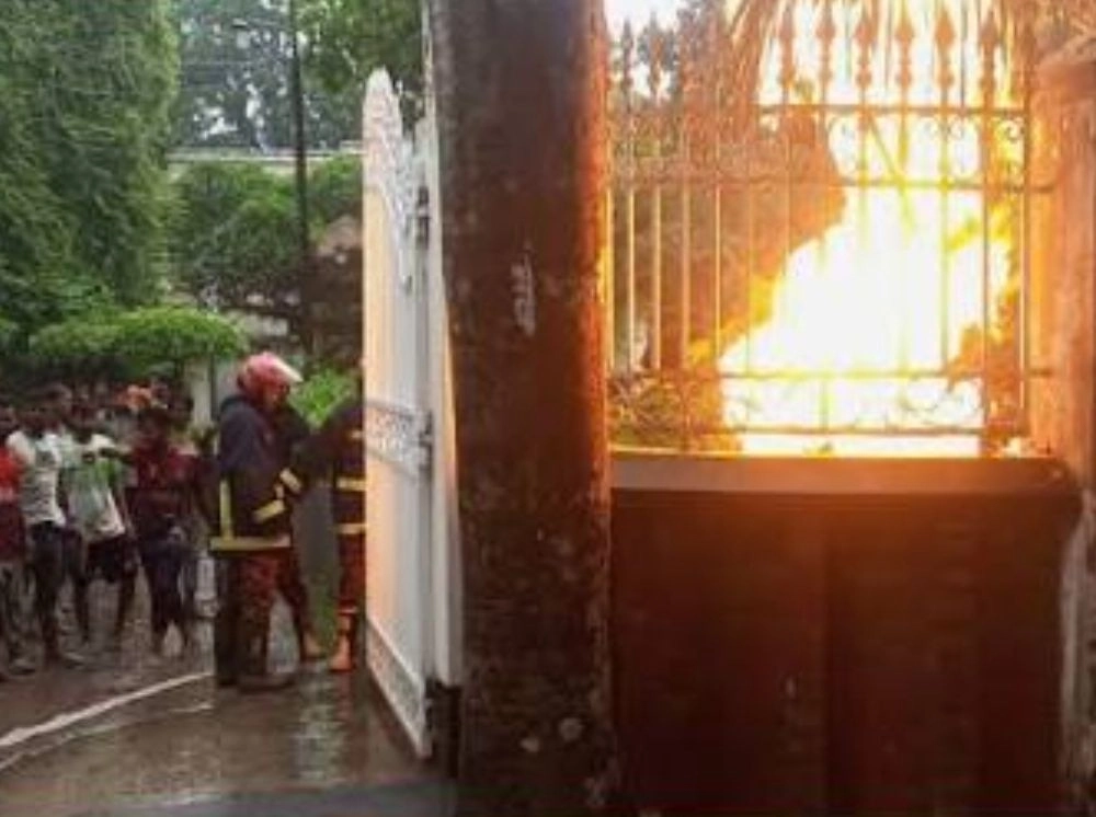বিদ্যুৎ ও জ্বালানিমন্ত্রীর বাড়িতে আগুন