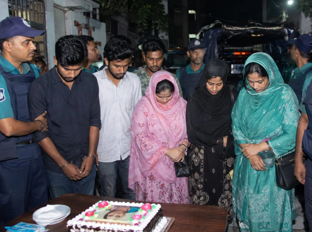 হাসিনার জন্মদিনের কেক কাটতে গিয়ে ৩ নারীসহ আটক ৭