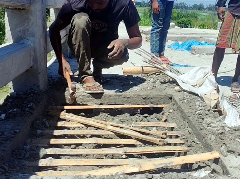 ১০ কোটি টাকার সেতুতে রডের বদলে বাঁশ, সত্যতা নিয়ে এলো নতুন তথ্য
