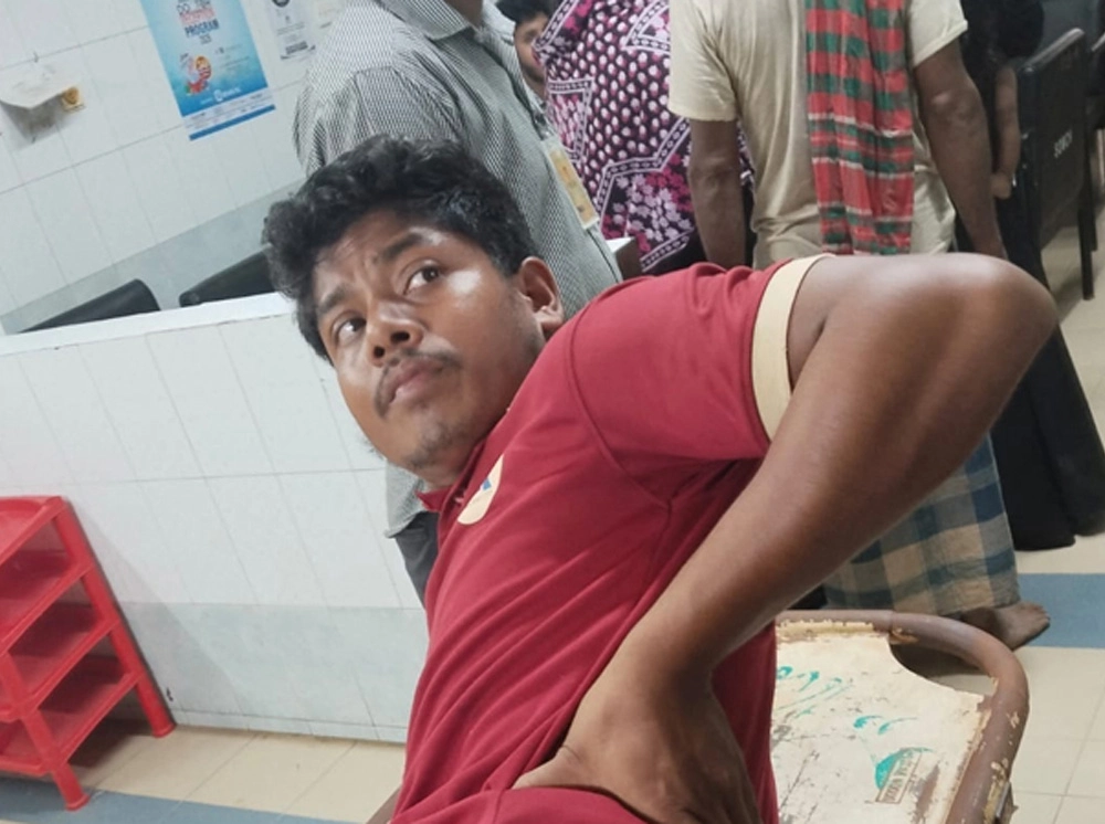 বিমানবন্দরে আনসার সদস্যের গুলিতে পরিচ্ছন্নতাকর্মী আহত