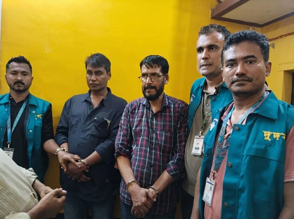 ১৫ হাজার টাকার দলিলে ঘুষ ২ লাখ, কমিশন ২০ হাজার