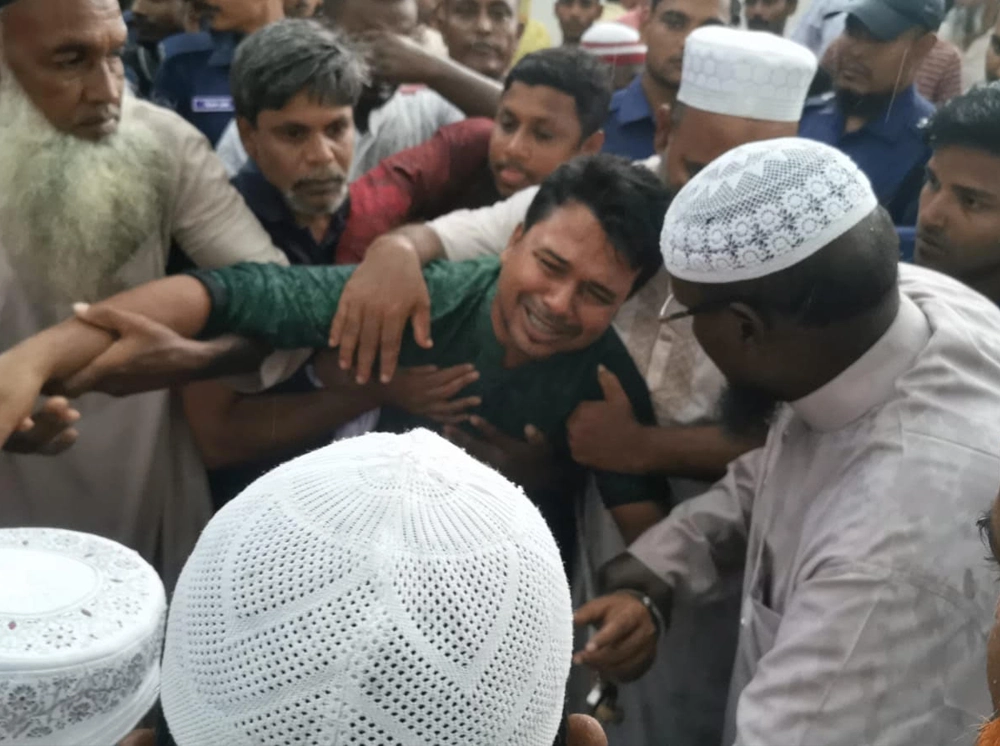 তিন ঘণ্টার প্যারোলে মায়ের জানাজায় স্বেচ্ছাসেবক লীগ নেতা
