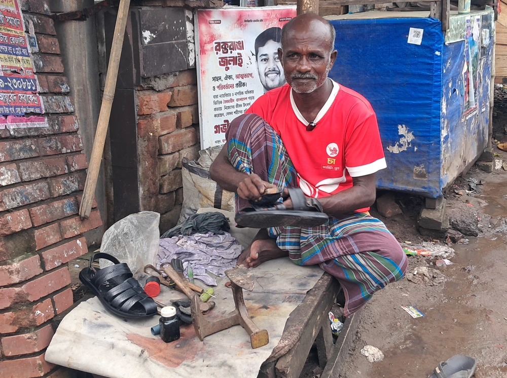 ৩৫ বছর ধরে জুতা সেলাই, স্বপনের দিনে আয় মাত্র ১০০-২০০ টাকা
