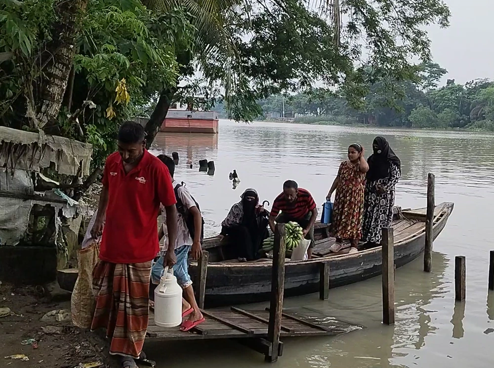 স্থায়ী ঘাটের অভাবে কাঠপট্টি আবাসন খেয়াঘাটে ভোগান্তিতে শত শত যাত্রী