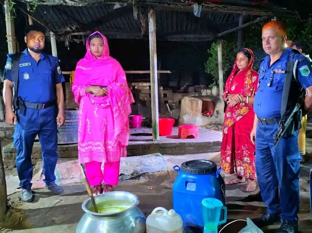 ব্লিচিং পাউডার, জেল ও পামওয়েল দিয়ে তৈরি হচ্ছিল দুধ