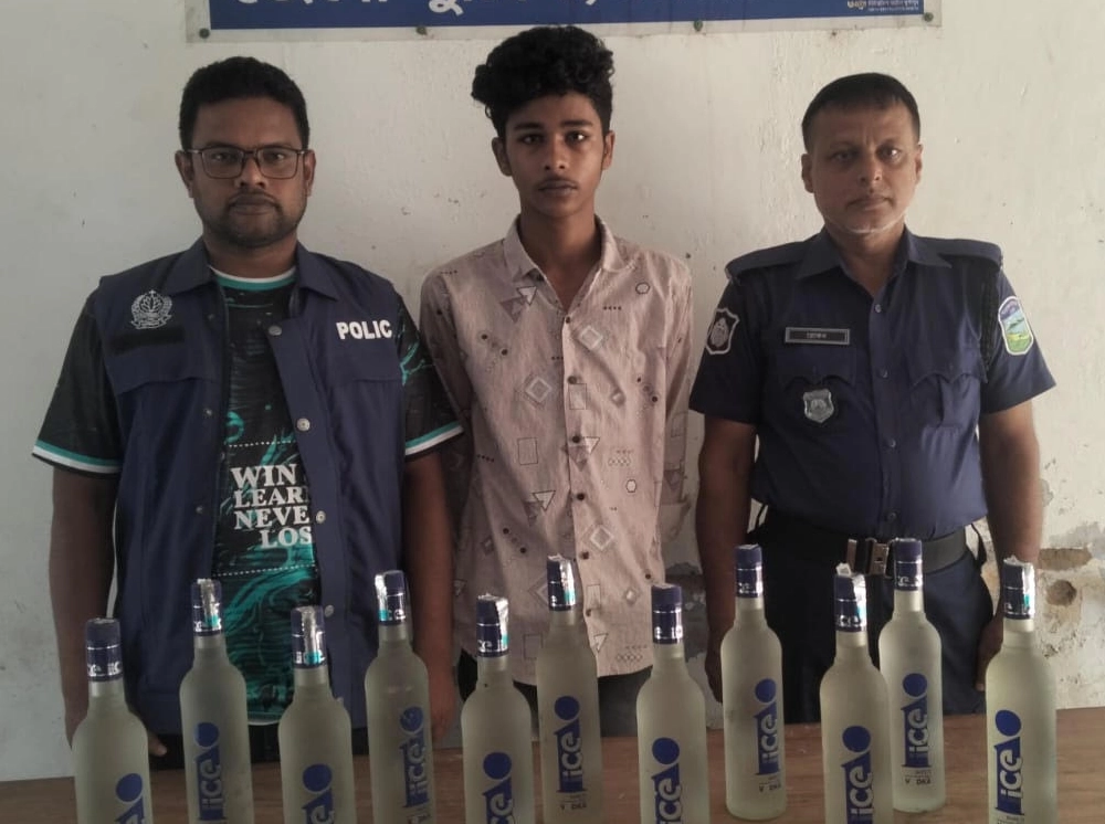 নেত্রকোনায় ব্যাগে মিলল ১১ বোতল ভারতীয় মদ, আটক ১