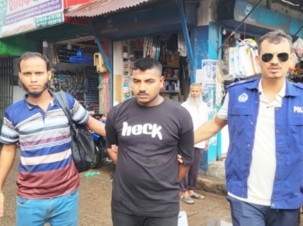 মেজর-কর্নেল পরিচয়ে কিশোরীর সাথে প্রেম, যুবক গ্রেফতার