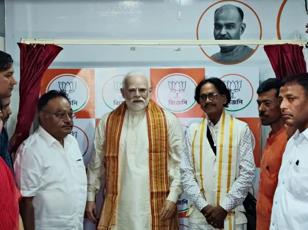 জন্মদিনে কলকাতায় মোদির মোমের মূর্তি উন্মোচন