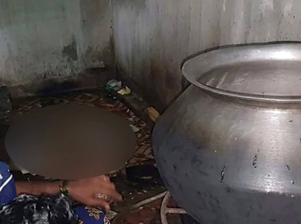 বাথরুমে চিনি জ্বাল দিয়ে তৈরি হতো ‘খাঁটি মধু’, আটক ৪