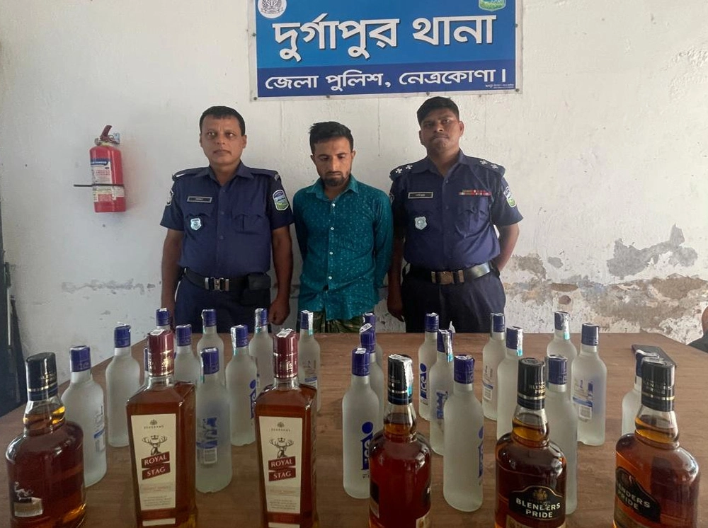 নেত্রকোনায় ভারতীয় মদসহ আটক ১