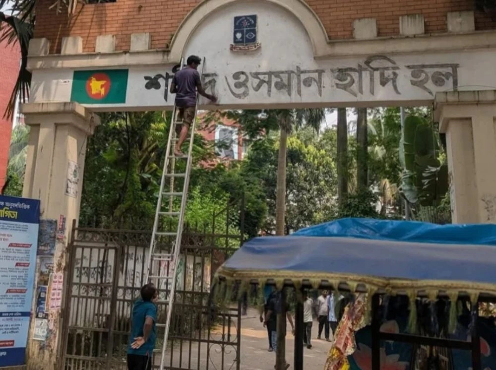 মুছে ফেলা হচ্ছে হাদির নাম, আগের নামেই ফিরছে ‘শেখ মুজিবুর রহমান হল’