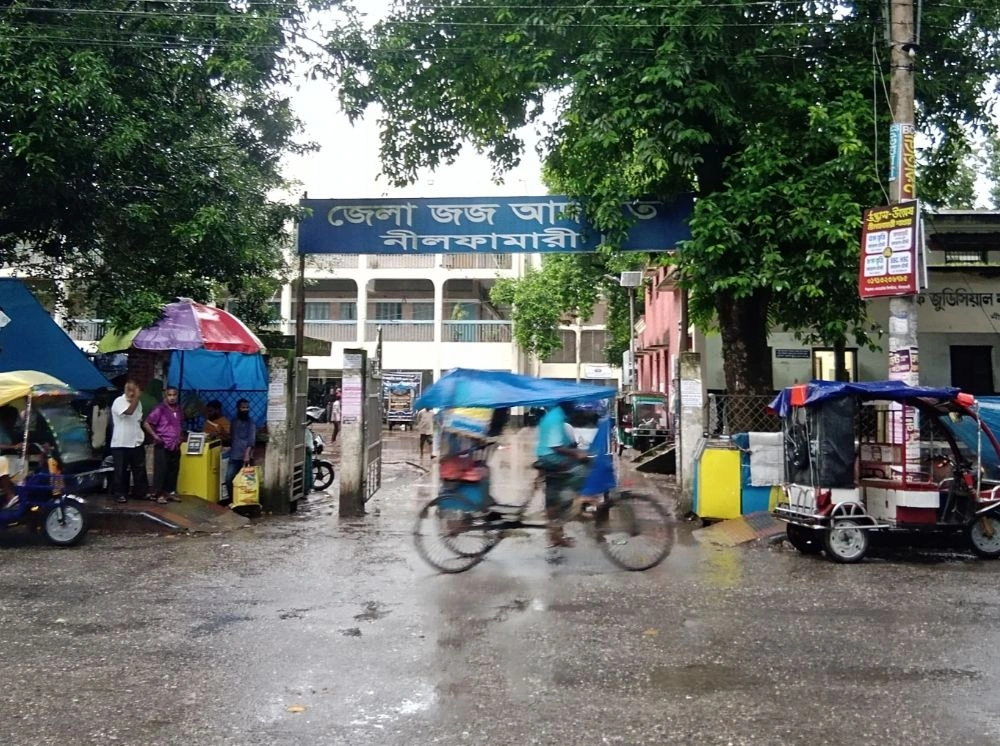 নীলফামারীতে বেঞ্চ সহকারীর বিরুদ্ধে ঘুষ-দুর্নীতির অভিযোগ