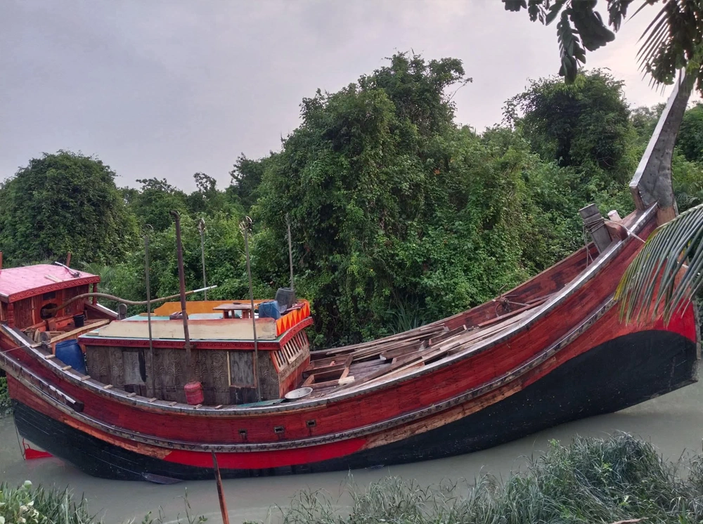 উত্তাল সাগরে ডুবে যাওয়া সেই মাছ ধরার ট্রলার উদ্ধার