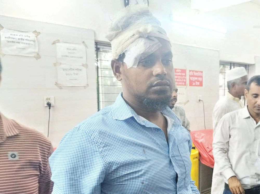 সোনারগাঁয়ে মাদক ব্যবসায়ীর আক্রমণে সাংবাদিক আহত