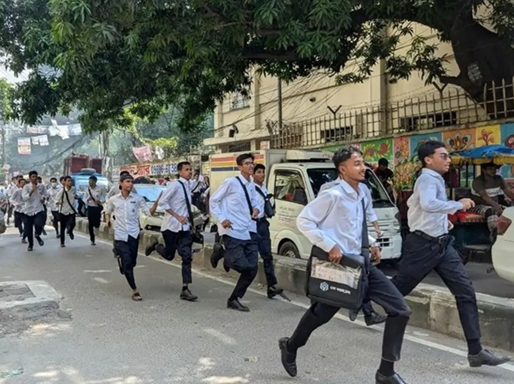ফের সংঘর্ষে জড়াল ঢাকা কলেজ ও আইডিয়াল কলেজের শিক্ষার্থীরা