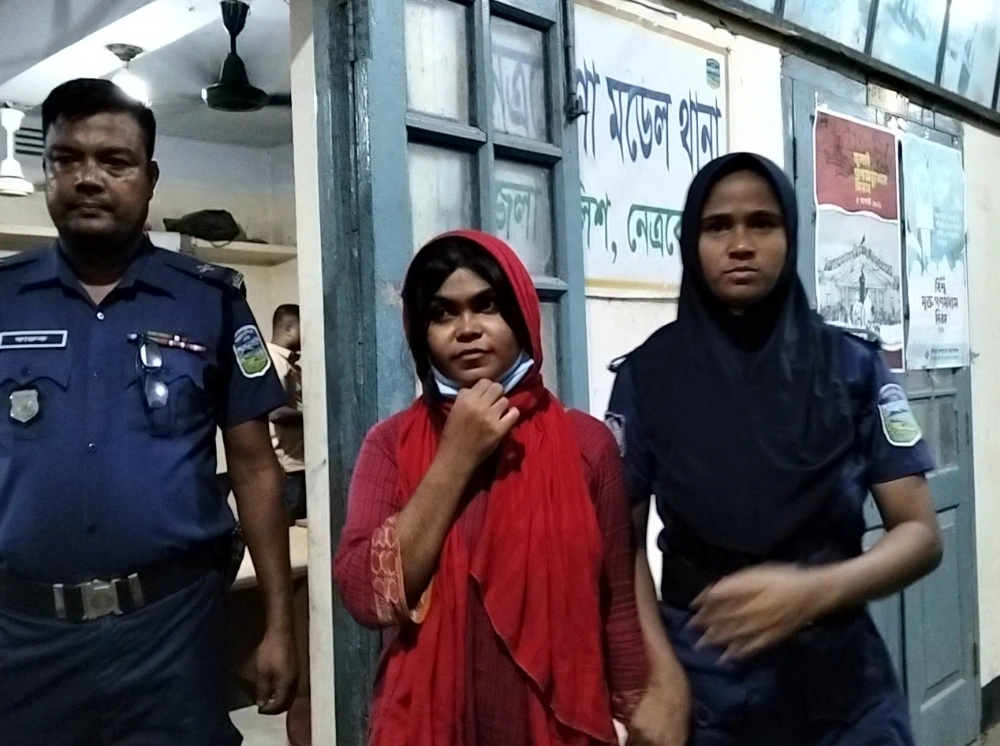 ফ্যামিলি কার্ডের নামে টাকা নেওয়া সেই এনসিপি নেত্রীকে অব্যাহতি