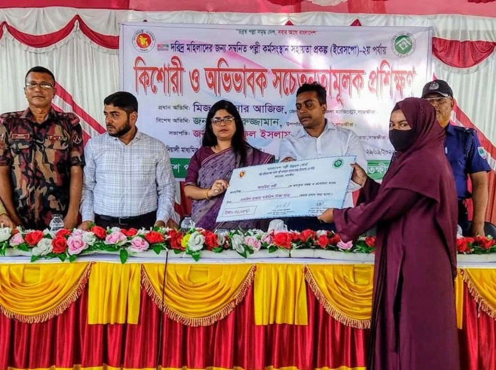অল্পবয়সী মেয়েদের হাতে স্মার্টফোন দিয়ে ভবিষ্যৎ ঝুঁকিতে ফেলছেন: সাতক্ষীরার ডিসি