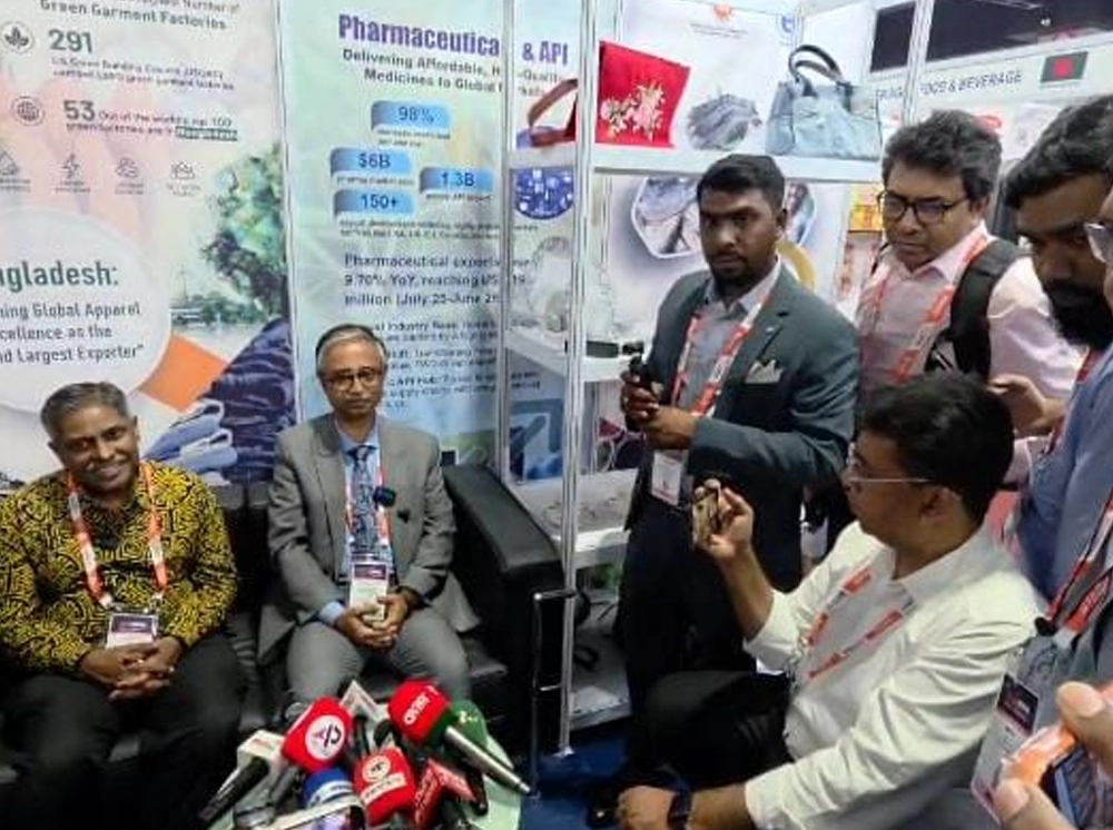 মালয়েশিয়ায় আন্তর্জাতিক হালাল মেলা পরিদর্শনে হাইকমিশনার মনজুরুল করিম