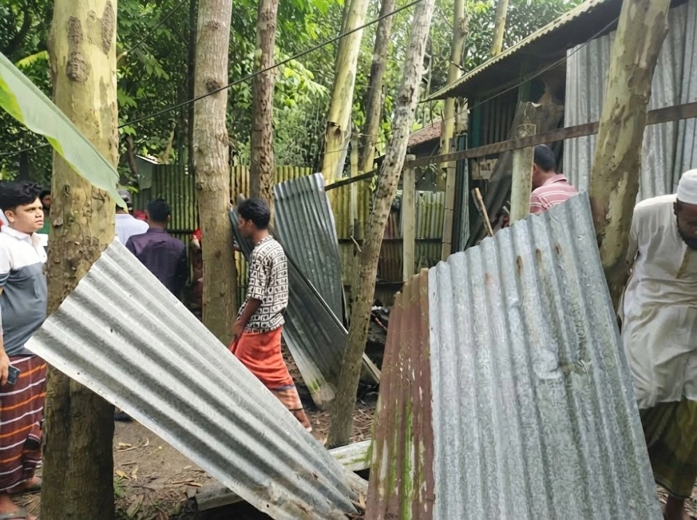 জুমার নামাজের পর মাদক ব্যবসায়ীর বাড়ি ভাঙল মুসল্লিরা