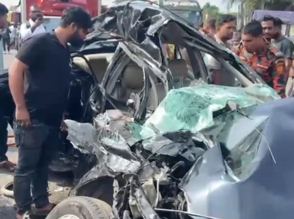 ঢাকা-চট্টগ্রাম মহাসড়কে বাস-প্রাইভেটকার সংঘর্ষ, নিহত ৪