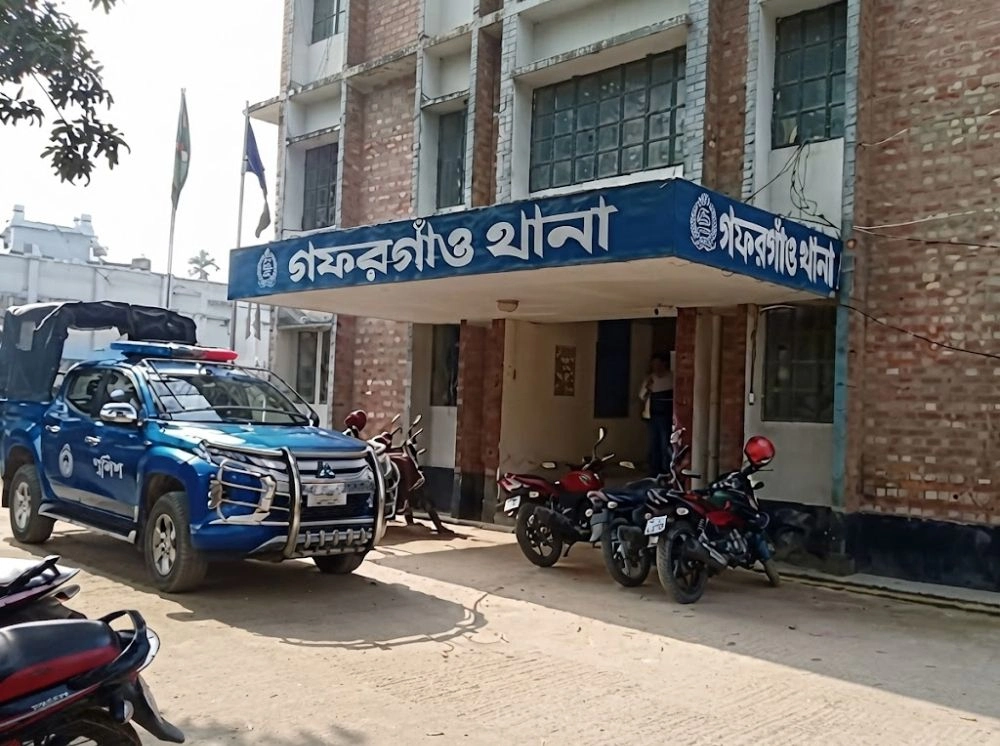 প্রবাসীর বাড়িতে ডাকাতি, ছেলের সামনে মাকে সংঘবদ্ধ ধর্ষণ