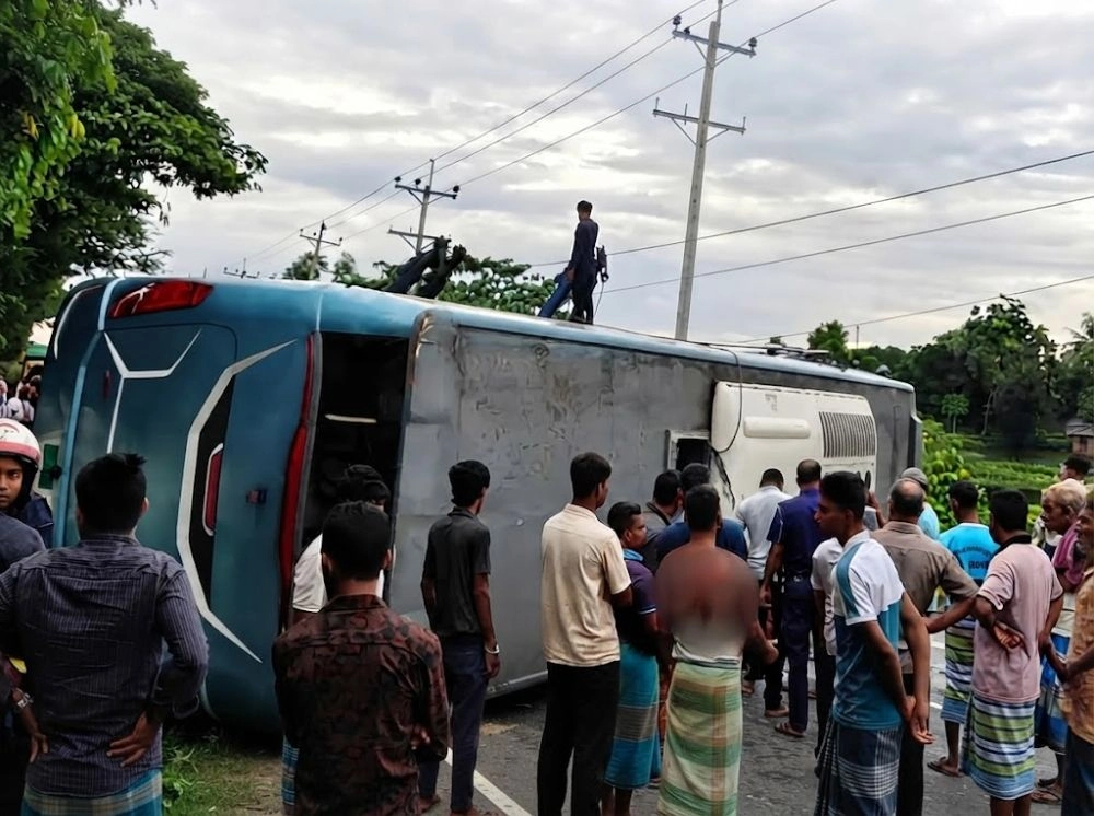 ঢাকা-চট্টগ্রাম মহাসড়কে ৩৫ যাত্রী নিয়ে উল্টে গেল স্লিপার বাস