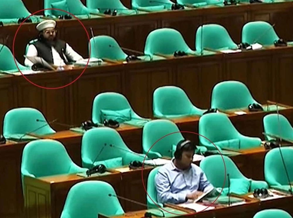 বিরোধীদল চলে গেলেও বসে ছিলেন হাসনাত-হানজালা, নেপথ্যে কী?