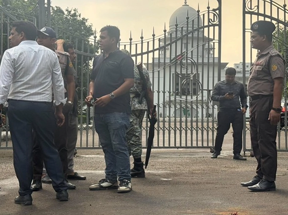 রায় ঘোষণার পর সুপ্রিম কোর্টের সামনে ককটেল বিস্ফোরণ